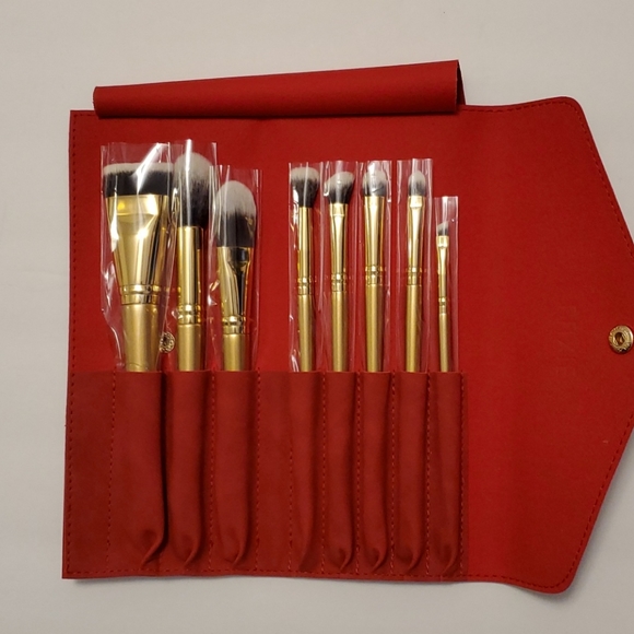 Luxie Other - New Luxie Glitter and Brush set. 8 brushes in case